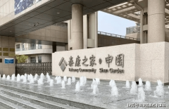 正在乐泰学院讲课分享人生智