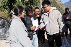 实地调查山地梯田的农业出产现